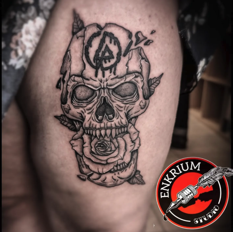 Tatouage Enkrium - crâne et rose